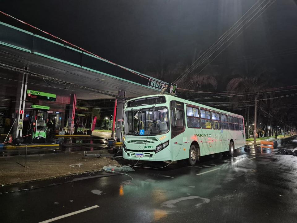 Foto 3 de 27 — Temporal volta a atingir Araraquara e provoca estragos em vários bairros; veja as fotos